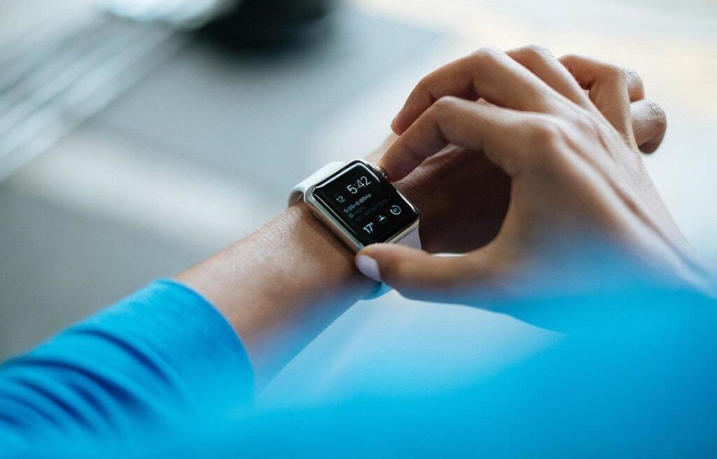 ¿Cómo cambiar la hora de un reloj Smartwatch?