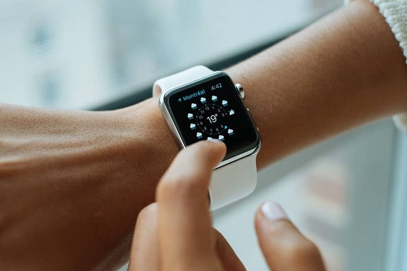 ¿Cómo cambiarle la hora a un smartwatch x7?