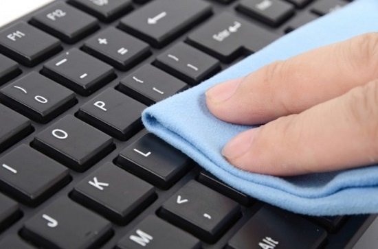 ¿Cómo limpiar el teclado sin desarmar?